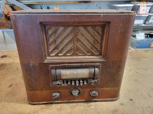 lot 1010 image: Antique Wards Airline Radio - Model No. 93BR-715A - Untested