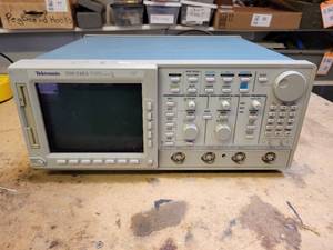 lot 1016 image: Tektronix TDS 540A Four Channel Digital Oscilloscope - Powers On