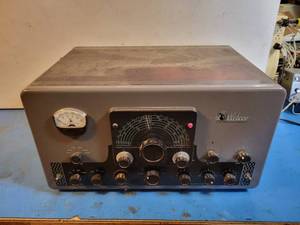 lot 1052 image: E.F. Johnson Viking Valiant AMCW HAM Radio Transmitter Model No. 240-104 - Powers On