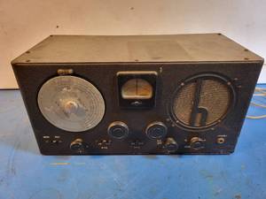 lot 1073 image: hallicrafters Sky Buddy Receiver - Powers On