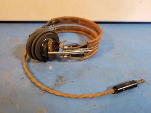 lot 1076 image: WW2 era US ARMY Signal Corp. Headset - Model No. R-14 and Model HB-7