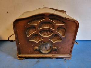 lot 1101 image: Antique Emerson Radio & Television Radio - Untested