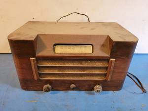 lot 1102 image: Antique Musicaire Radio - Untested