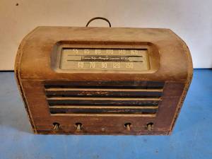 lot 1105 image: Antique Emerson Radio & Phonograph Radio - Untested