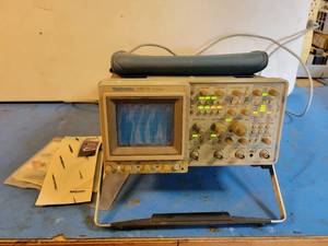 lot 1140 image: Tektronix Model No. 2467B Oscilloscope - Powers On
