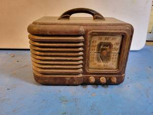 lot 1149 image: Sentinet BroadcastShortwave Radio - WORKS