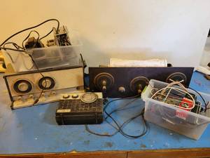 lot 1210 image: Lot of Vintage and Antique Radios and Parts