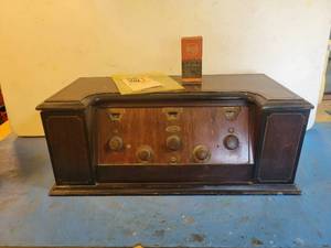 lot 1222 image: 1927 CROSLEY 5-Tube Model R.F.L. 75 Radio - Originally Sold at Halla Electric Co. in Austin, MN - Includes Brochure - Includes Extra RCA UX-201A Vacuum Tube - No Power Cord