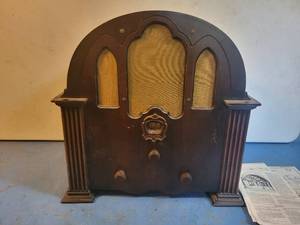 lot 1235 image: 1930s CROSLEY Model 124 Cathedral Radio - Did not power on