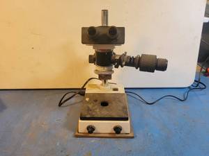 lot 1259 image: Hund Wetzlar lab Microscope - Light Comes On
