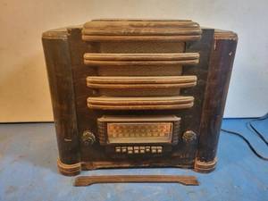 lot 1266 image: Antique Silvertone Radio with Sears Model 100 359 Chassis - Powers On