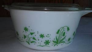 lot 22 image: Vintage Pyrex with Cover.