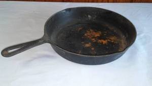 lot 33 image: Cast 10.5 Inch Skillet Fry Pan.