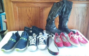lot 40 image: Shoes, boots and belt.