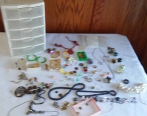 lot 44 image: Jewelry