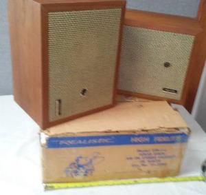 lot 109 image: 9 Realistic Stereo Receiver & speakers box