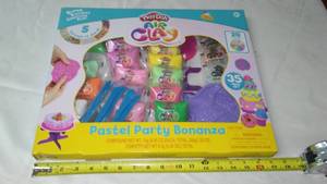 lot 118 image: Play-Doh Air Clay Play Set