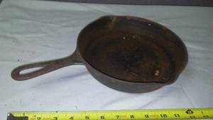 lot 191 image: Griswold No. 6. 9 inch Skillet