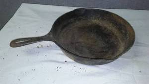 lot 197 image: Vintage Cast Iron skillet