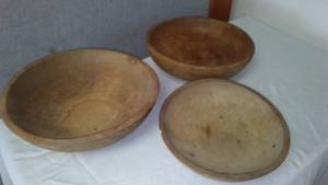 lot 212 image: Primitive wood bowls (3)
