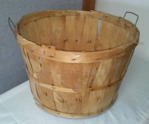 lot 215 image: Wooden Bushel Basket