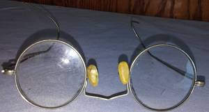 lot 337 image: Vintage reading Glasses.