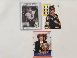 lot 44 image: Lot of 3 Mario Lemiux 1993 Upper Deck No. 301, Wayne Gretzky Art Ross Trophy Score No. 361, Mike Modano Rookie Upper Deck No. 46