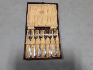 Set Of 6-Vintage Silver Plate Pastry Forks With Case Marked Made In England