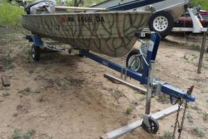 lot 9 image: 1972 Crestliner V14 14 Aluminum Boat with Trailer