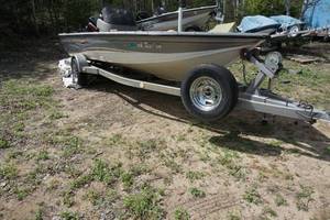 lot 1A image: 2004 Crestliner 17 Aluminum Boat with Mercury 90 HP Outboard and Trailer