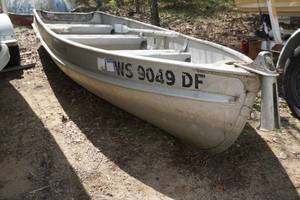 lot 18 image: Alumacraft Aluminum Row Boat