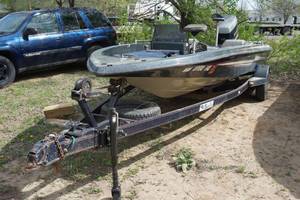 lot 3 image: 1988 Bass Cat Pantera 19 Boat with Evinrude XP 200 Outboard and Trailer