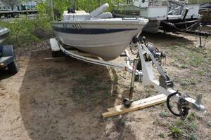 lot 5 image: 1993 Crestliner Night Hawk 16 4 Aluminum Boat with Mariner Magnum 40 HP Outboard and Trailer