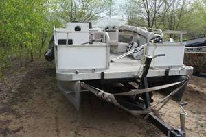lot 4 image: 1993 21 Forester Pontoon with Mercury 75 HP Outboard Motor