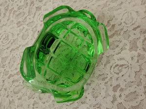 lot 38 image: Baccarat Green Turtle Hand Cooler Paperweight