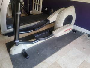 lot 197 image: Life Fitness 5500HR Eliptical Fitness Machine
