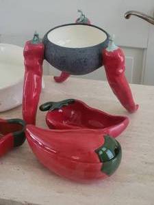 lot 227 image: Caliente Sculpted Ceramic Chips & Salsa Service Bundle