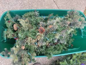 lot 334 image: Holiday Wreath Dcor Bundle