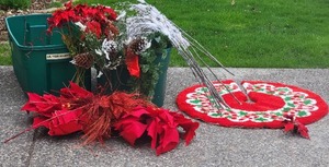 lot 333 image: Holiday Garland Dcor Bundle