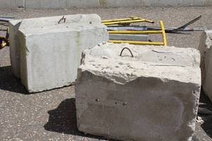 lot 537 image: Lot of (2) Concrete Barriers 48x24x24