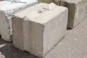 lot 536 image: Concrete Barrier 36x24x24