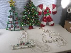 (EW2) Christmas Decor - 3 are Light...