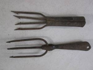 (FS) 2 Vintage Spear Ends...
