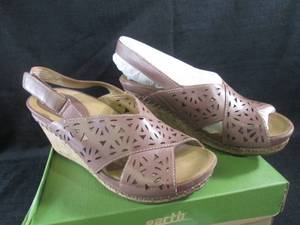 (BS) Earth Womens (Aries) Brown Le...