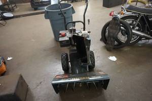 lot 32 image: Craftsman Snow Blower