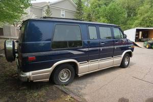 lot 2A image: 1995 GMC Vandura 2500 Heritage Series Starcraft Conversion Van