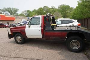 lot 1 image: 1986 Chevy C30 Deluxe TowWrecker Truck