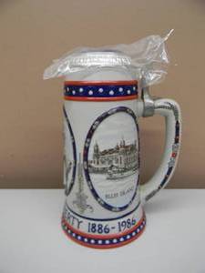 lot 43 image: VINTAGE STROHS BEER LIMITED EDITION STATUE OF LIBERTY STEIN By CERAMARTE BRAZIL  - NICE - GREAT PIECE - SEE PICTURES