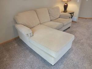 lot 34 image: Basset Furniture Tan Sectional