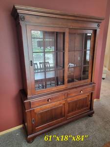 lot 5 image: Ethan Allen Pennsylvania China Cabinet